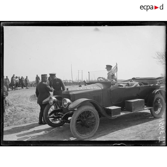 Izvor. Remise de l'Ordre du Bain au général Gérôme. Le général Milne serre la main au général Gérôme. [légende d'origine]