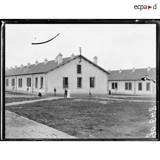 Toul, caserne du Luxembourg, asile de réfugiés. Vue générale des bâtiments. [légende d'origine]