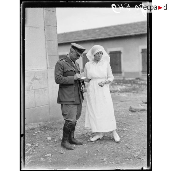 Toul, caserne du Luxembourg, Miss Mac Cormick et le docteur Durand. [légende d'origine]