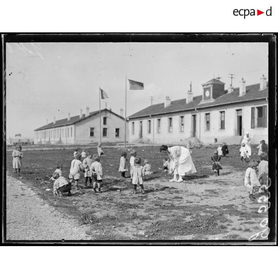 Toul, caserne du Luxembourg, nurses jouant avec les enfants (Miss Norton et Vanneman). [légende d'origine]