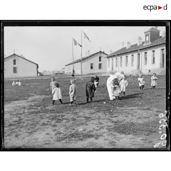 Toul, caserne du Luxembourg, nurses jouant avec les enfants (Miss Norton et Vanneman). [légende d'origine]