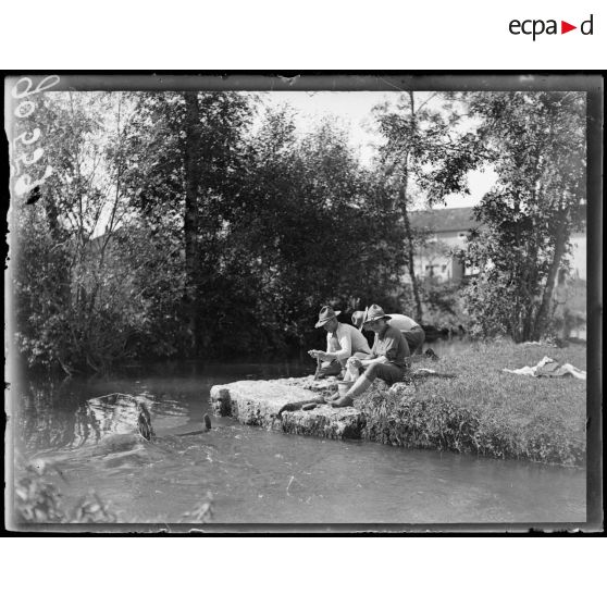 Tréveray, camp américain. Soldats à la lessive. [légende d'origine]