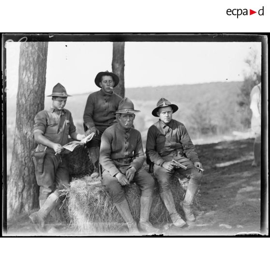 Tréveray, camp américain. Muletiers assis sur une balle de foin pressée. [légende d'origine]