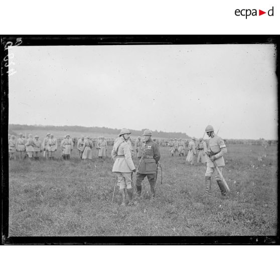 Près de Crugny, revue par le général Pellé, commandant le 5e corps devant le 4e d'infanterie. [légende d'origine]