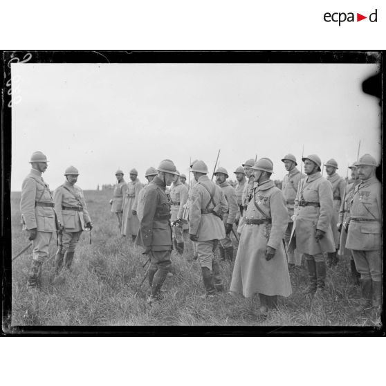 Près de Crugny, revue par le général Pellé, commandant du 5e corps, devant le 4e d'infanterie. [légende d'origine]