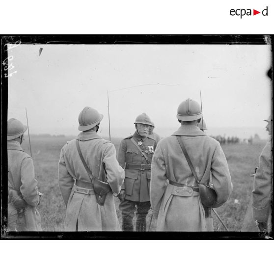 Près de Crugny, revue par le général Pellé, commandant du 5e corps, devant le 4e d'infanterie. Le général et les officiers. [légende d'origine]