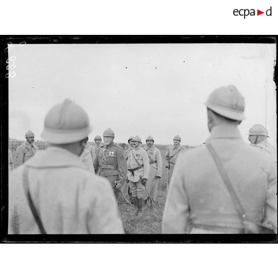 Près de Crugny, revue par le général Pellé, commandant du 5e corps, devant le 4e d'infanterie. Le général causant avec les officiers. [légende d'origine]