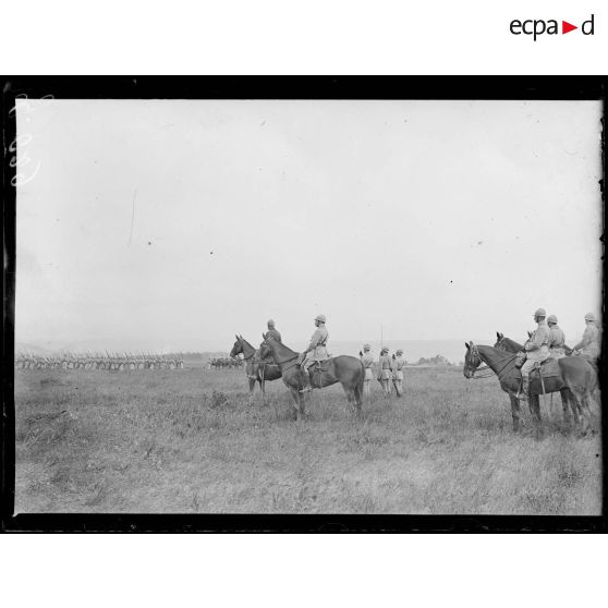 Près de Crugny, revue par le général Pellé, commandant du 5e corps, devant le 4e d'infanterie. Le défilé de l'infanterie. [légende d'origine]