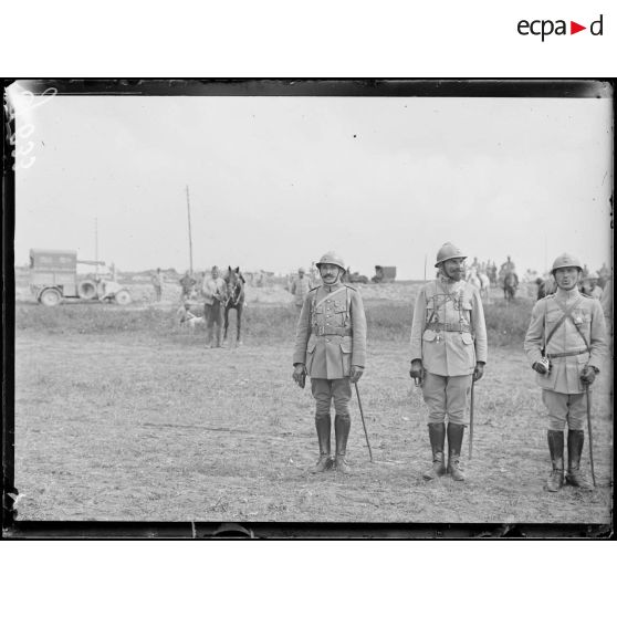 Ventelay, revue passée par le général Pellé au 31e d'infanterie. Officiers du 31e RI pendant la revue. [légende d'origine]