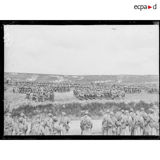 Ventelay, revue passée par le général Pellé, commandant le 5e corps d'armée, au 31e d'infanterie. Le régiment avant le départ pour la revue. [légende d'origine]