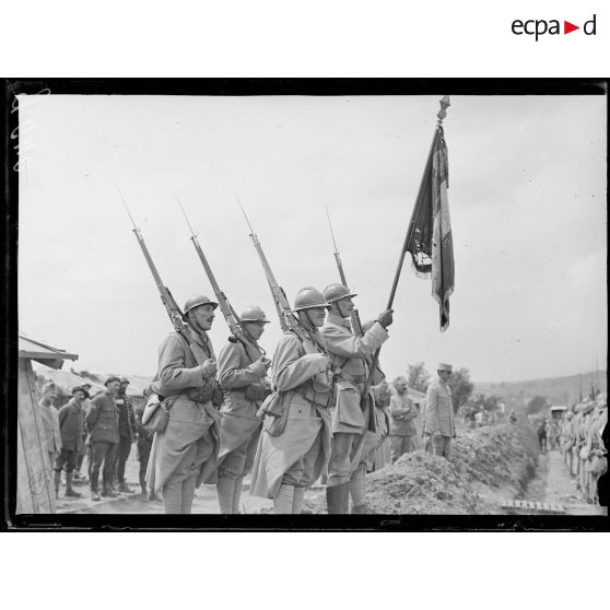 Ventelay, revue passée par le général Pellé, commandant le 5e corps d'armée, au 31e d'infanterie. Le lieutenant Jean Wéber, porte-drapeau du régiment. [légende d'origine]