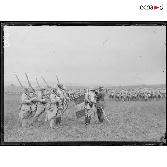 Ventelay, revue passée par le général Pellé, commandant le 5e corps d'armée, au 31e d'infanterie. Le général Pellé décorant le drapeau du 31e RI. [légende d'origine]