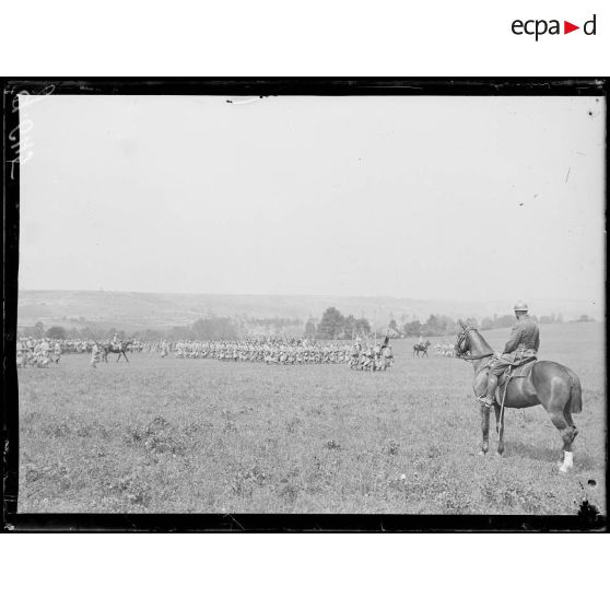 Ventelay, revue passée par le général Pellé, commandant le 5e corps d'armée, au 31e d'infanterie. Le défilé du 31e d'infanterie. [légende d'origine]