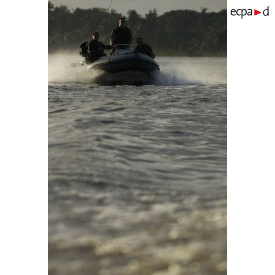 Opération Licorne en Côte d'Ivoire. Evacuation de ressortissants français.