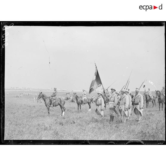 Ventelay, revue passée par le général Pellé, commandant le 5e corps d'armée, au 31e d'infanterie. Le général Pellé et le drapeau du 31e d'infanterie. [légende d'origine]