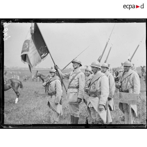 Ventelay, revue passée par le général Pellé, commandant le 5e corps d'armée, au 31e d'infanterie. Le lieutenant Jean Weber, porte-drapeau du 31e d'infanterie. [légende d'origine]