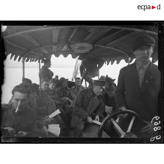 Lac du Bourget, permissionnaires américains allant en excursion à l'abbaye d'Hautecombe. [légende d'origine]