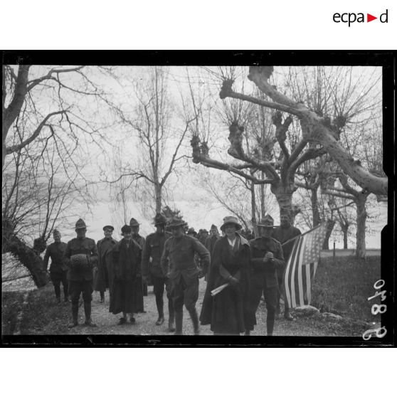 Lac du Bourget, abbaye de Hautecombe, arrivée des permissionnaires américains en excursion. [légende d'origine]