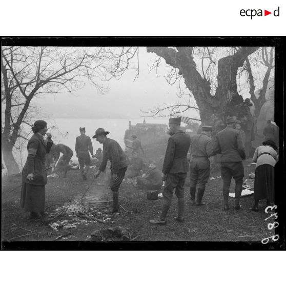 Lac du Bourget, abbaye de Hautecombe. Permissionnaires américains préparant le déjeuner sur l'herbe. [légende d'origine]