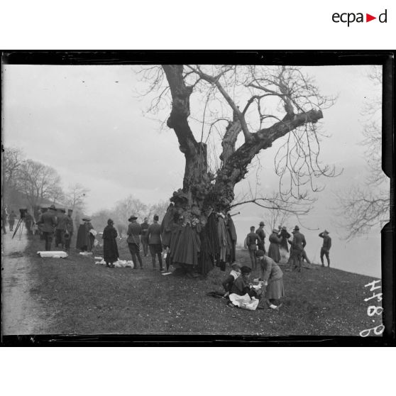 Lac du Bourget, abbaye de Hautecombe. Permissionnaires américains préparant le déjeuner sur l'herbe. [légende d'origine]