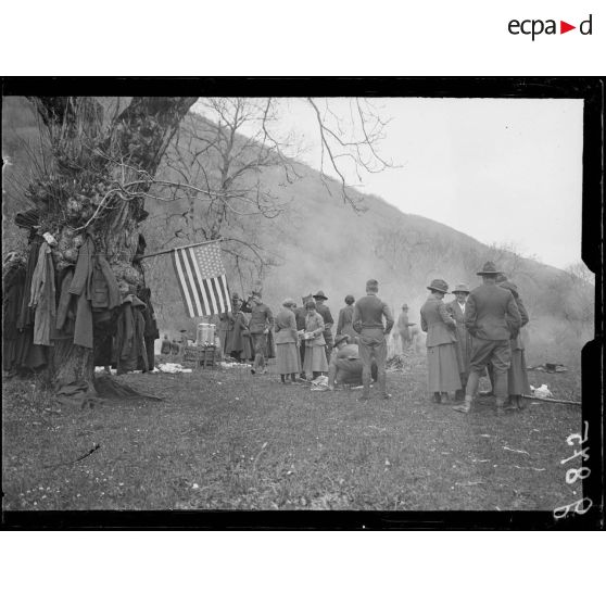 Lac du Bourget, abbaye de Hautecombe. Permissionnaires américains, le déjeuner sur l'herbe. [légende d'origine]