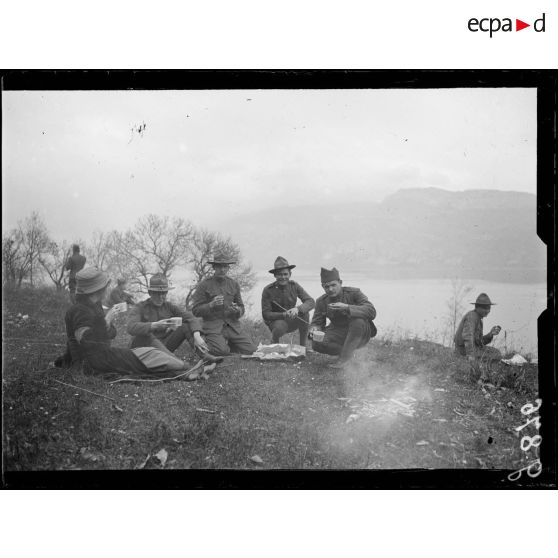 Lac du Bourget, abbaye de Hautecombe. Permissionnaires américains en excursion. Déjeuner sur l'herbe. [légende d'origine]