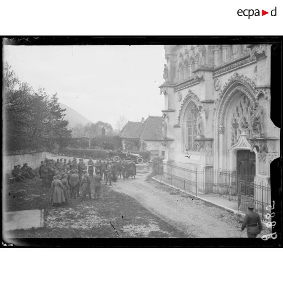 Lac du Bourget, abbaye de Hautecombe. Permissionnaires américains. La conférence avant la visite. [légende d'origine]