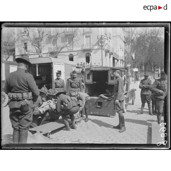 Aix-les-Bains, arrivée de blessés français, le transport aux hôpitaux par la Croix-Rouge américaine. [légende d'origine]