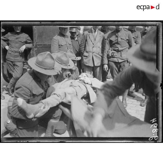 Aix-les-Bains, arrivée de blessés français, le transport aux hôpitaux par la Croix-Rouge américaine. [légende d'origine]