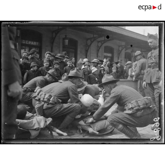 Aix-les-Bains, arrivée de blessés français, le transport aux hôpitaux par la Croix-Rouge américaine. [légende d'origine]