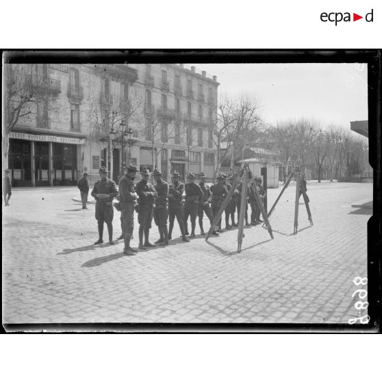 Aix-les-Bains, brancardiers américains attendant l'arrivée de blessés français. [légende d'origine]