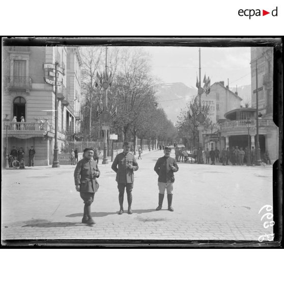 Aix-les-Bains, l'avenue de la gare, au fond, le Revard. [légende d'origine]