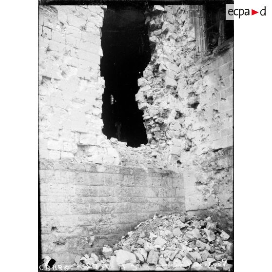 Brèche dans l'église de Vouziers. [légende d'origine]