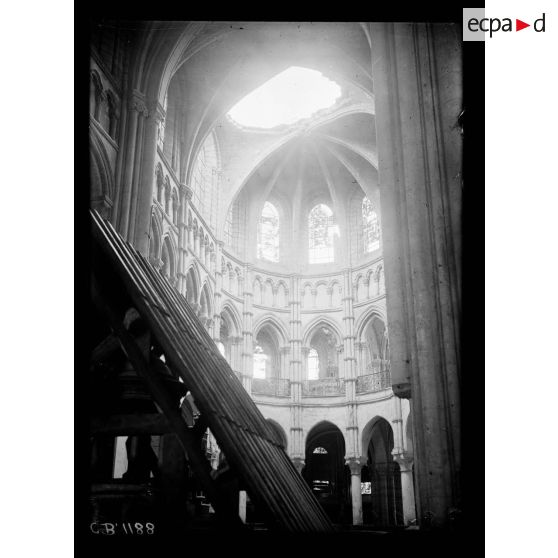 Intérieur de la cathédrale de Noyon. [légende d'origine]