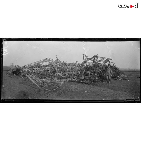 Chennevières. Près Lunéville. Zeppelin abattu le 20 octobre 1917. Les débris. [légende d'origine]