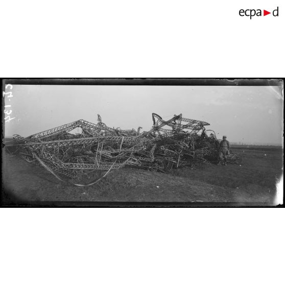 Chennevières. Près Lunéville. Zeppelin abattu le 20 octobre 1917. Les débris. [légende d'origine]