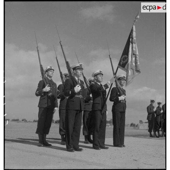 Le drapeau et la garde d'honneur d'une unité de l'armée de l'air sur la base aérienne d'Oran.