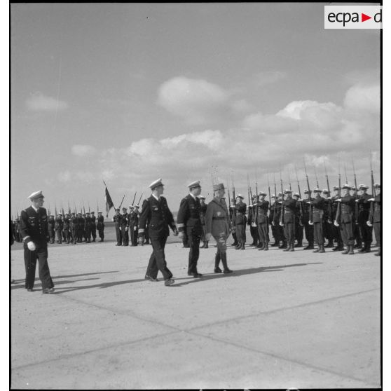 Revue des troupes sur la base aérienne d'Oran.