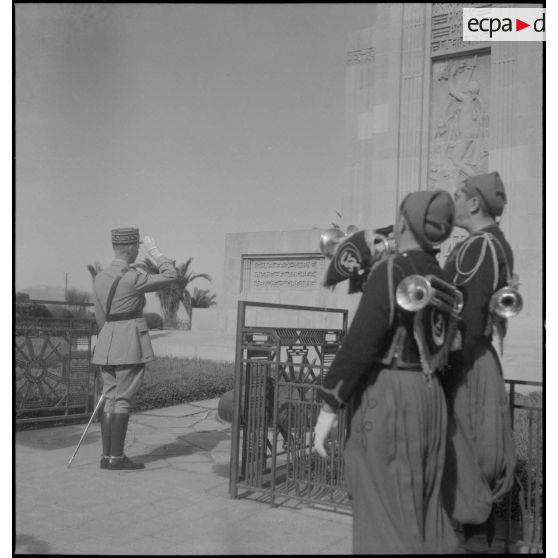 Cérémonie au monument aux morts de la Grande Guerre à Oran.