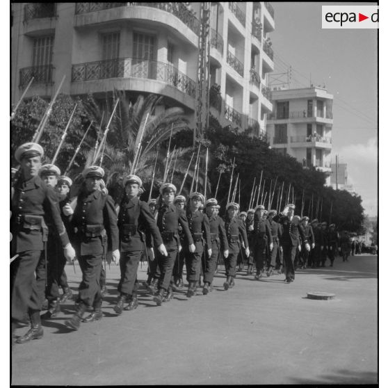 Défilé de troupes à pied à Oran.