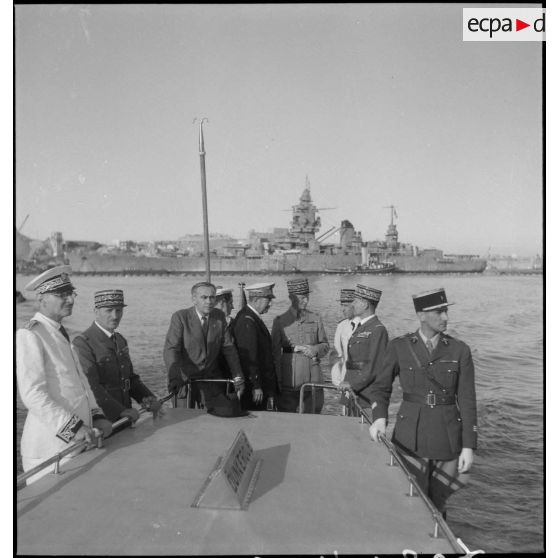 Le général d'armée Charles Huntziger quitte le cuirassé Dunkerque.