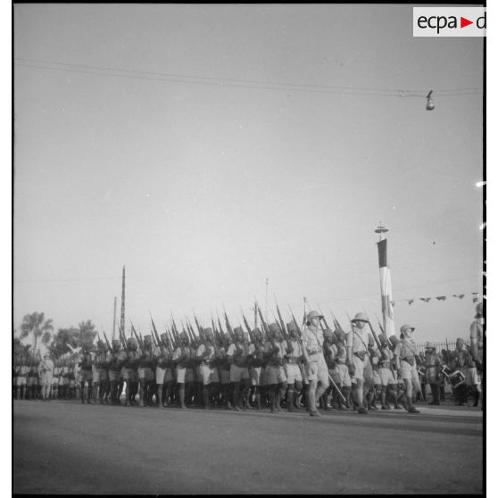 Défilé à Dakar (Sénégal) à l'occasion de la tournée d'inspection du général d'armée Charles Huntziger.