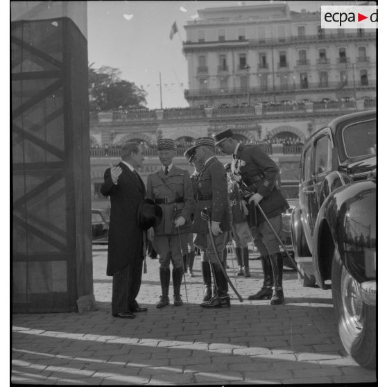 Centenaire des tirailleurs et des spahis de l'armée d'Afrique : le général d'armée Huntziger arrive à Alger.