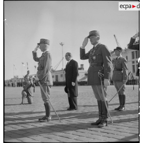 Centenaire des tirailleurs et des spahis de l'armée d'Afrique : salut pendant l'exécution de la Marseillaise.