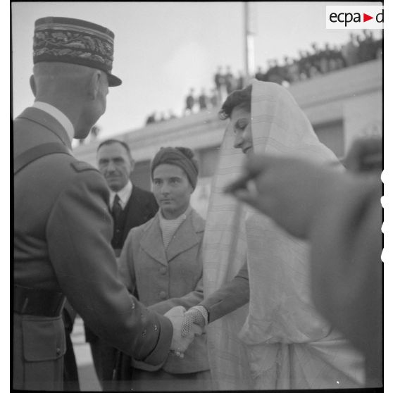 Centenaire des tirailleurs et des spahis de l'armée d'Afrique : le général d'armée Huntziger salue des jeunes filles.