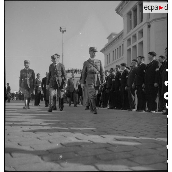 Centenaire des tirailleurs et des spahis de l'armée d'Afrique : le général d'armée Huntziger passe la légion française des combattants en revue.