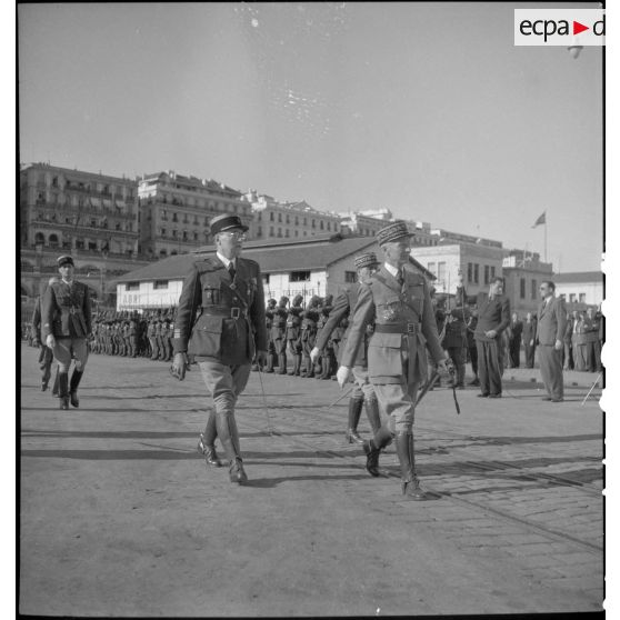 Centenaire des tirailleurs et des spahis de l'armée d'Afrique : le général d'armée Huntziger passe des tirailleurs sénégalais en revue.