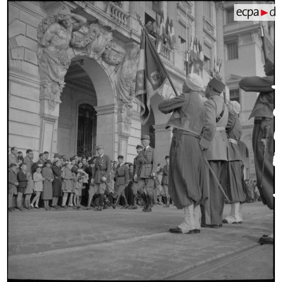 Centenaire des tirailleurs et des spahis de l'armée d'Afrique : revue des troupes.