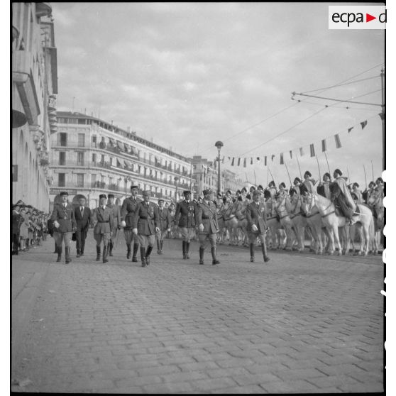 Centenaire des tirailleurs et des spahis de l'armée d'Afrique : revue des troupes.