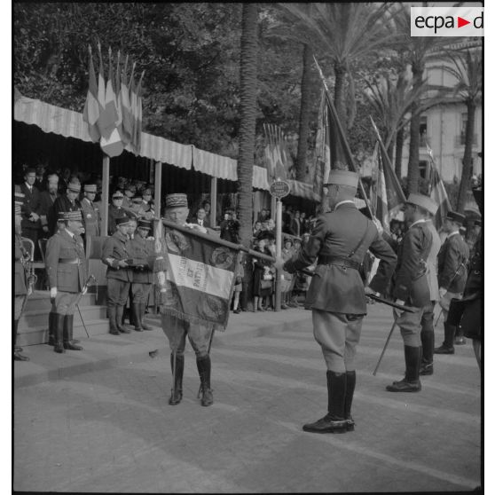 Centenaire des tirailleurs et des spahis de l'armée d'Afrique : remise de décorations.